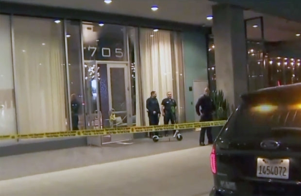 사건이 발생한 워터마크타워 앞에 폴리스라인이 둘러져있다./사진=LA타임스 캡쳐