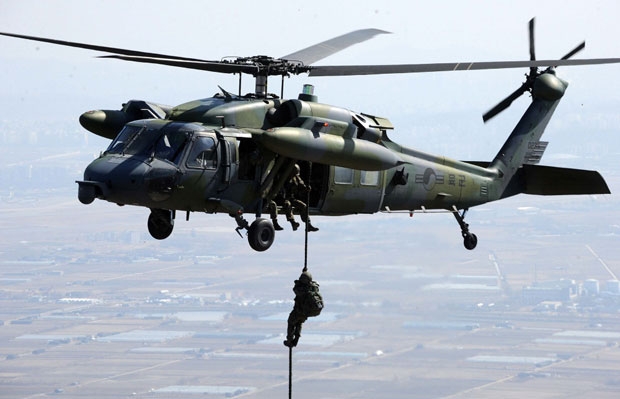 군 안팎에서는 UH-60 기동헬기의 개량사업을 육군의 특수작전용과 공군의 탐색구조용으로 최소화하고, 대안으로 한국형 기동헬기인 수리온을 추가 도입해야 한다는 의견이 강하게 제기되고 있다./사진=국방부