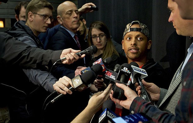 엽총을 들고 나타난 학생을 본 축구팀 코치 키아난 로우(27)는 물리력을 행사하는 대신 따뜻한 포옹으로 학생을 감싸 사고를 막았다./사진=AP 연합뉴스