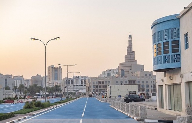 파란색 특수 염료로 코팅한 카타르 도심의 도로