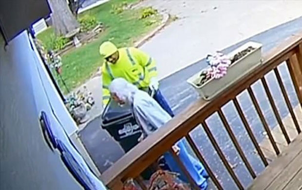 킹스턴은 카메라에 포착됐다던 ‘수상한 움직임’이 다름아닌 환경미화원의 선행으로 확인됐다고 밝혔다./사진=콜렛 킹스턴