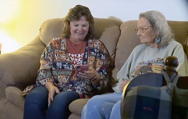 치매를 앓고 있는 오팔 주카(88, 오른쪽) 할머니와 딸 콜렛 킹스턴/사진=폭스뉴스 캡쳐