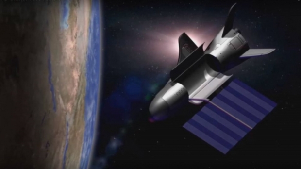 우주에서 임무를 수행중인 X-37B 그래픽