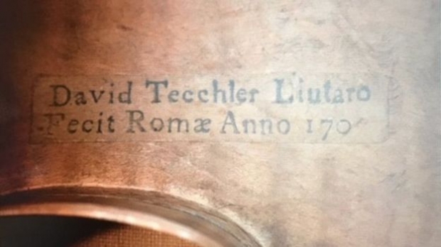 해당 바이올린에는 이탈리아 로마 유명 현악기 제작자인 다비드 테클러의 이름이 새겨져 있다.(사진=스티븐 모리스)