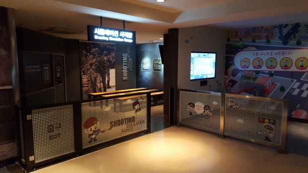 박물관에서 가장 인기가 높은 시뮬레이션 사격장. 늘 관람객들이 붐비는 곳이다