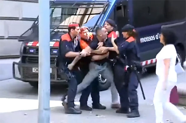 법정 밖에서 피의자를 보고 달려들려 한 남성이 경찰에게 제지당하고 있다./사진=엘 파이스 캡쳐