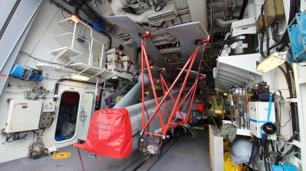 호바트함 선미에는 헬기 격납고가 있으며 MH-60R 해상작전헬기 1대를 운용한다. / 사진=김대영