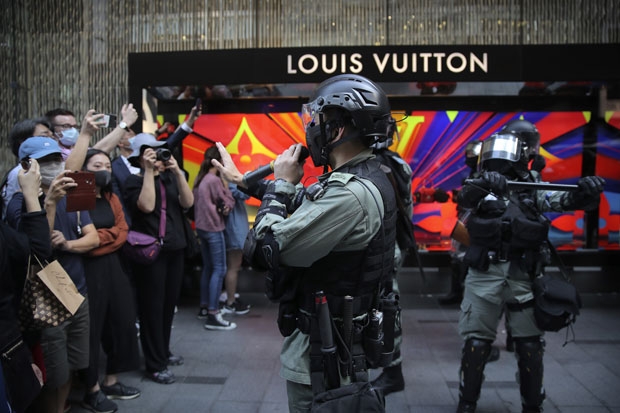 21일 홍콩 센트럴에서 거리로 쏟아져 나온 직장인들이 ‘런치 위드 유’ 시위를 벌이고 있다./사진=AP 연합뉴스