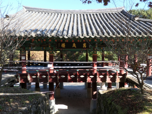 영국사 누각인 만세루. 부처의 설법이 만세를 누린다는 뜻으로 2001년에 새로 지은 전면 5칸, 측면 3칸의 2층 누각이다.