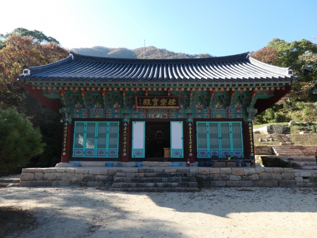 영국사 극락보전. 정면 3칸 측면 3칸의 단아한 맞배지붕 형태로 최근에 완공하였다.    