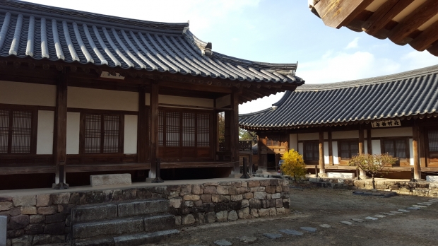 하회마을의 품격 높은 고택인 북촌댁. 정식 당호는 화경당으로 멀리 할아버지가 거처하는 ‘북촌유거’가 보인다