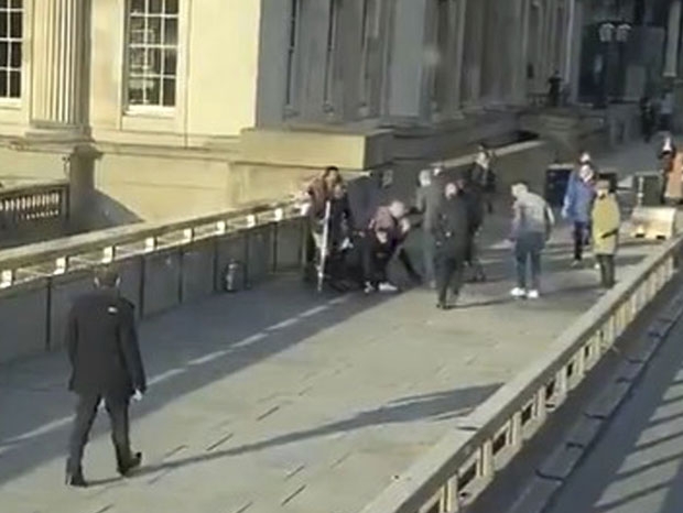 런던 브리지 테러 용의자를 제압하는 시민들./사진=AP 연합뉴스