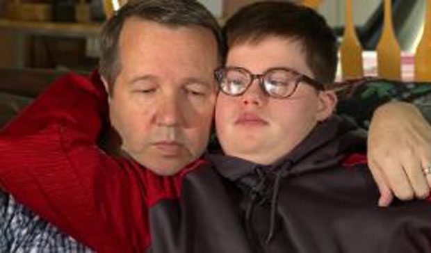 제이크가 선생의 남편 데이브와 장난을 치고 있다./사진=CNN