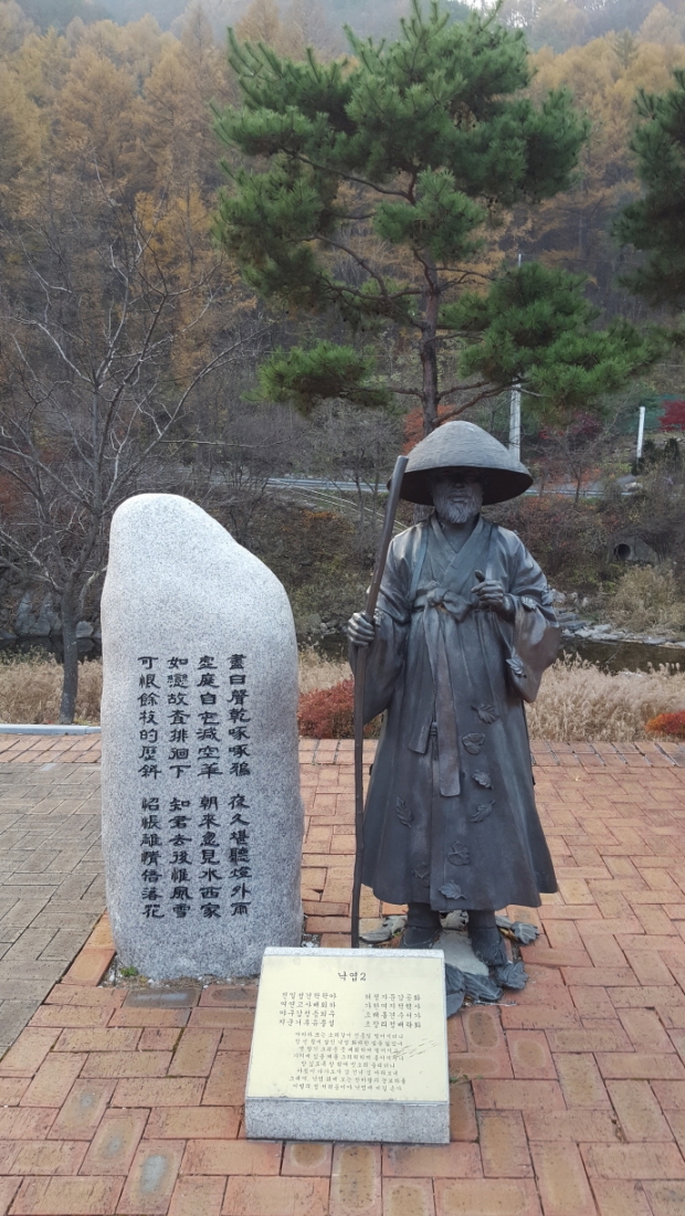 김삿갓이라는 별명은 시인 김병연이 평생을 푸른 하늘을 피해 삿갓을 쓰고 다녔기 때문에 생겼다.   