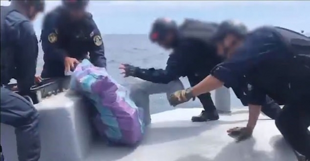 잠수함에서 마약을 수거 중인 페루 해군