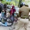 ‘인간방패’ 만들어 경찰 몽둥이질에서 남학생 구한 인도 여학생들
