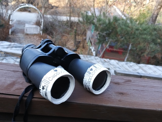 태양 필름을 잘라 종이컵에 붙인 후 쌍안경에 끼우면 훌륭한 일식관측용 망원경이 된다.(사진/이광식)