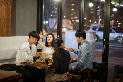 “잦은 외식에 단 음식·술 즐기는 가족, 육식파보다 탄소배출량 ↑” (연구)