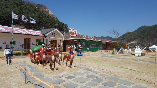 봉화 분천역 광장에 봉화 산타마을이 조성되어 있다