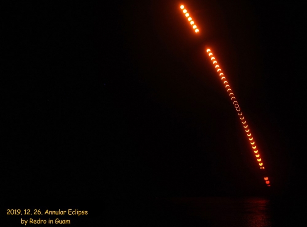 총 2시간 28분 간 부분일식 전체를 20초 간격으로 촬영한 후, 3분 간격으로 배열한 전체모습. 좌측 상단과 우측 하단에는 짙은 구름으로 인해 촬영되지 않은 부분도 보인다. 이 사진은 24mm렌즈를 장착한 카메라에 셔터 릴리즈를 이용하여 2시간 30여분 간의 모습이 담겼다. 사진=김창섭