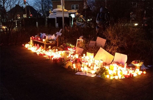 잠정 휴관한 크레펠트 동물원 앞에는 희생된 동물들을 추모하는 주민들의 발길이 이어지고 있다./사진=크레펠트 동물원