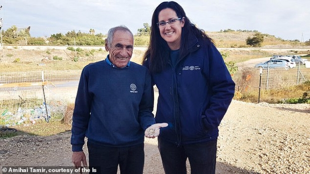 베테랑 고고학자 마크 몰콘도프(왼쪽)와 IAA 수석 연구원 리아트 나다브-지브.