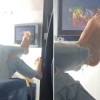 발가락으로 터치스크린 ‘쓱쓱’…美 여객기 위생불결女 논란