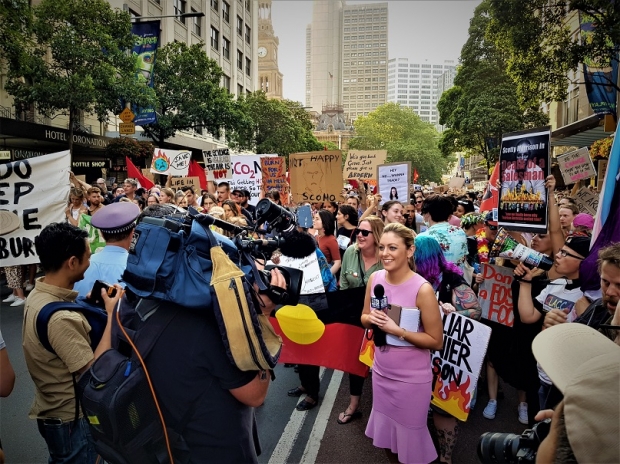 시드니 시위를 현지 방송인 채널9에서 취재하는 모습. 사진=김경태 통신원