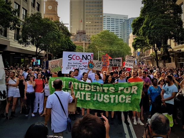 축제같은 시위행렬. 사진=김경태 통신원