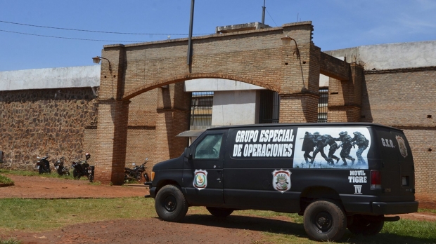 파라과이 강력 범죄자들이 탈옥에 쓴 터널(위)과 수감됐던 교도소 전경 (아래) 사진=AP·연합뉴스