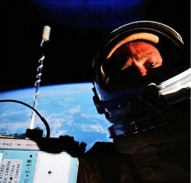 1996년 11월 제미니 12호 미션 중 올드린이 촬영한 최초의 우주 셀카