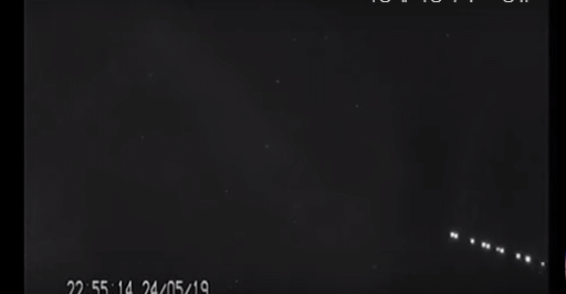 지난해 5월 네덜란드 라이덴에서 촬영된 스타링크 기차(Starlink Train). 줄지어 날아가는 스페이스X가 쏘아올린 위성 60기의 모습이다.