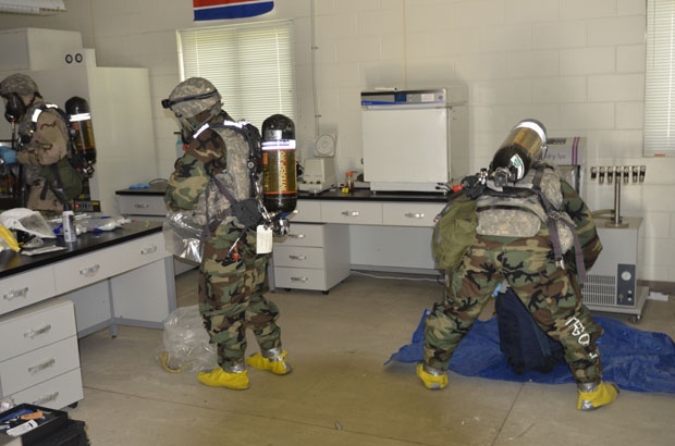 501중대는 아주 극소량으로도 치명적 피해를 입힐 수 있는 대량살상무기를 다루기 때문에 방독면과 특수보호의를 입고 대부분의 훈련을 실시한다./사진=주한미군 501중대