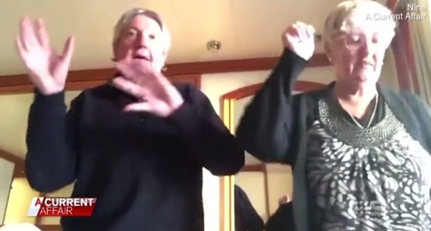 잔과 데이브 빈스킨 부부가 무료한 시간을 보내기 위해 함께 춤을 추고 있다