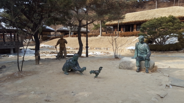 김유정의 소설 동백꽃에 나오는 한 장면, 점순이네 수탉이 보인다