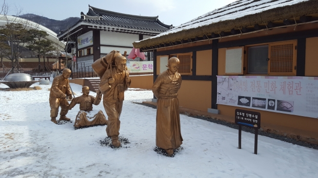 김유정 문학촌 곳곳에는 김유정 소설 속 인물들의 모습을 형상화한 조형물들이 많다