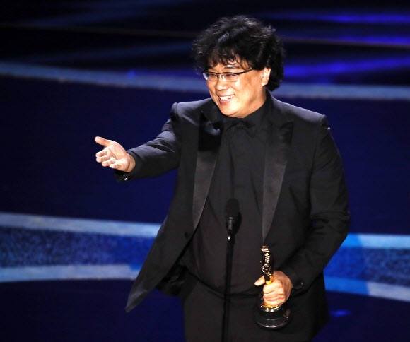 스코세이지 감독에게 찬사를 보내는 봉준호 감독. EPA 연합뉴스