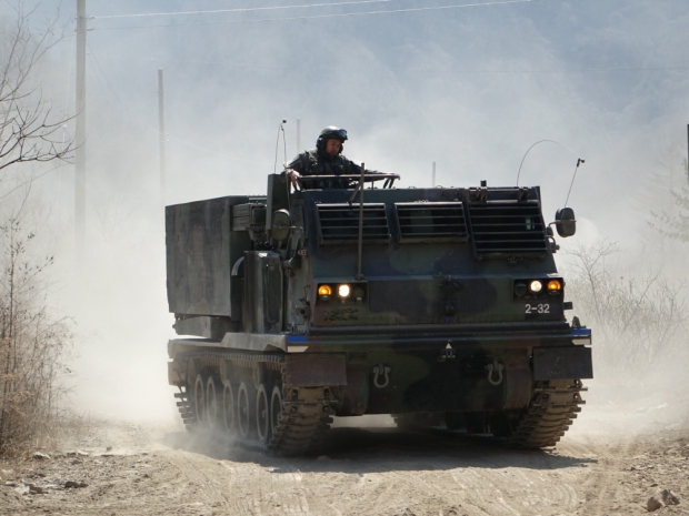 육군에서는 MLRS를 대구경 다연장 로켓포로 부르며 현재 50여문이 운용 중미며 유도탄인 GMLRS도 도입할 예정이다. 사진=김대영