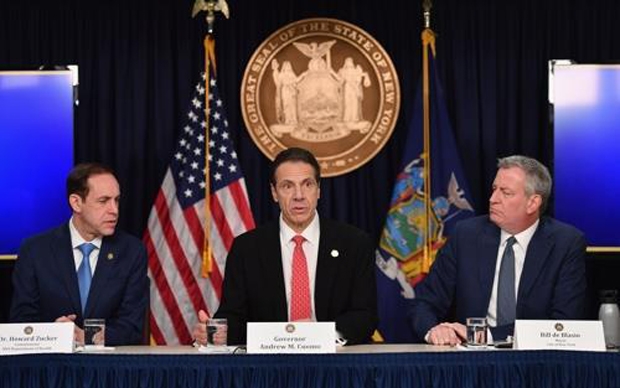 앤드루 쿠오모 뉴욕주지사(가운데)/사진=AFP 연합뉴스