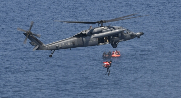 공군에서 운용중인 HH-60P 탐색구조헬기는 구조용 호이스트를 장착해 지상이나 해상에 있는 조난자를 신속하게 기내로 구조할 수 있다. 사진=공군