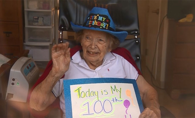 매사추세츠주 우스터 카운티 스털링 마을 요양원에 머무는 밀리 에릭슨 할머니도 코로나19 여파로 요양원 출입이 통제되면서 100세 생일을 홀로 맞이했다./사진=WCVB