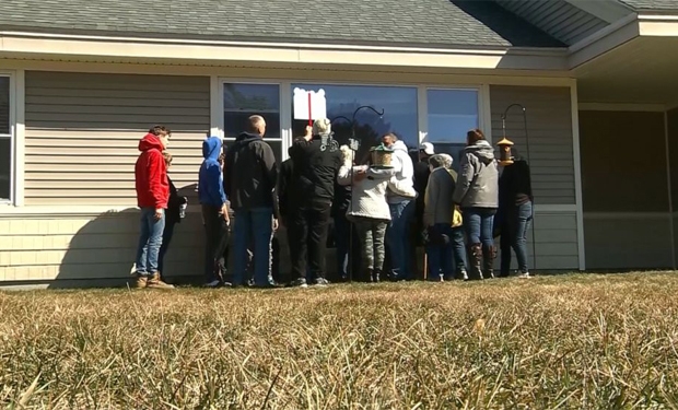 밀리 에릭슨 할머니의 가족이 15일(현지시간) 할머니의 100세 생일을 축하하기 위해 통제된 요양원 창문 앞에 모여 생일축하노래를 부르고 있다./사진=WCVB