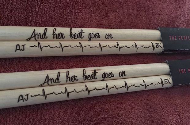 장기 수여자 가족이 기증자 가족에게 선물한 드럼스틱.