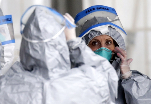 미국 뉴욕주의 첫 코로나19 드라이브 스루 선별진료소에서 13일(현지시간) 방호복을 입은 작업자들이 의심환자를 기다리고 있다./사진=UPI 연합뉴스