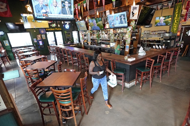 미국 텍사스 당국이 17일부터 15일간 지역 내 모든 술집과 식당에 영업정지를 명령한 가운데, 휴스턴의 한 식당에서 손님이 음식을 포장해 가고 있다. 주 정부 방침에 따라 홀은 텅 비어있다./사진=AP 연합뉴스