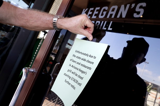 애리조나주 피닉스의 한 식당 관계자가 휴업 안내문을 내걸고 있다./사진=AP 연합뉴스