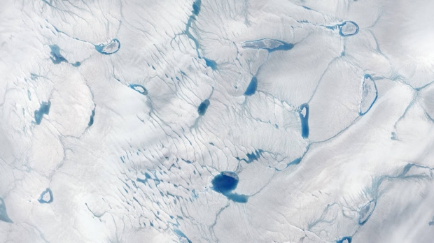 그린란드 빙상 위에 녹아 만들어진 물웅덩이. 2016년 위성으로 촬영됐다. 사진=NASA Goddard Space Flight Center