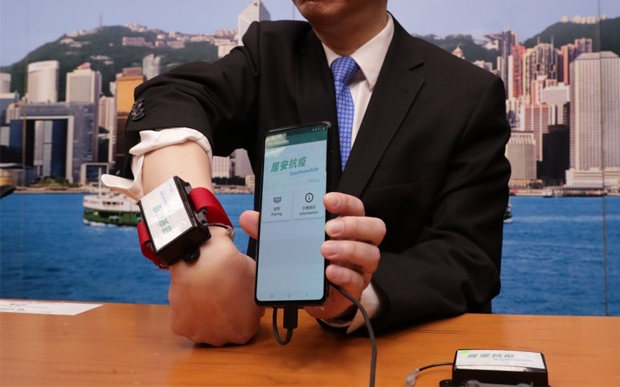 홍콩은 지난달 이미 중국 후베이성 입국자에게 전자팔찌와 관련 애플리케이션을 배포하고 동선 추적에 나섰다.