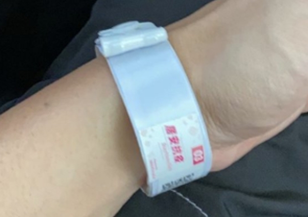 홍콩은 지난 19일부터는 아예 입국자 전원에게 전자팔찌를 지급하고 위치 정보 감시에 들어갔다.