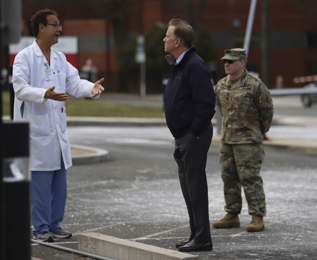 24일(현지시간) 네드 러몬트 코네티컷 주시사가 스탬포드에 위치한 병원을 찾아 의료진의 설명을 듣고 있다./사진=AP 연합뉴스